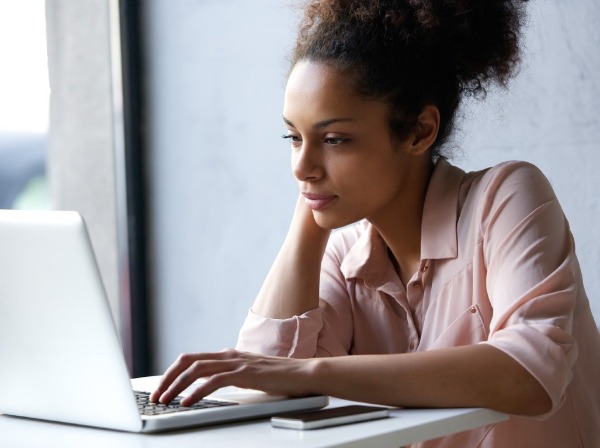 Mujer consultando la asesoría online de tu negocio